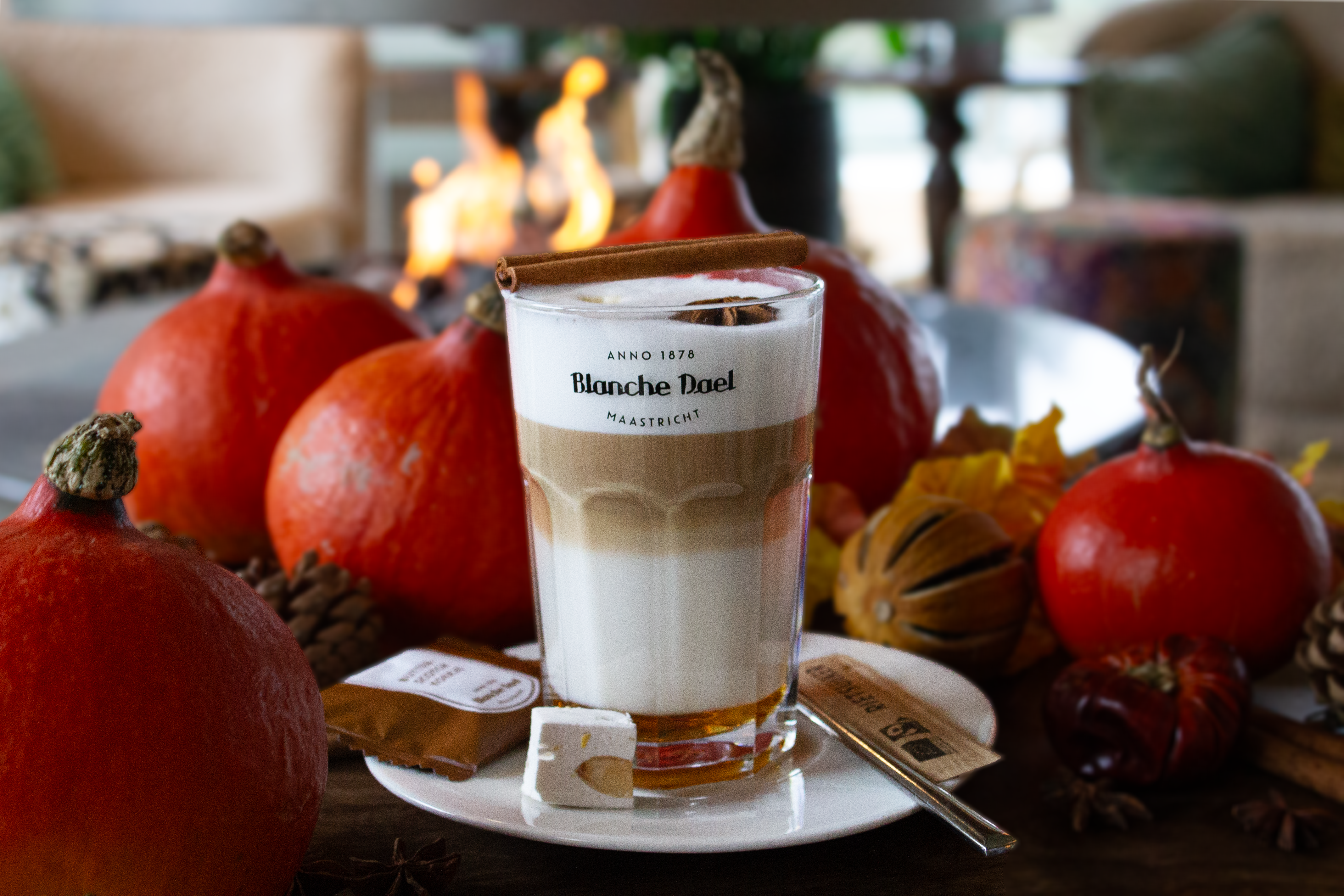 Pumpkin spice latte in wellness restaurant bij thermae 2000 met pompoenen op de achtergrond.