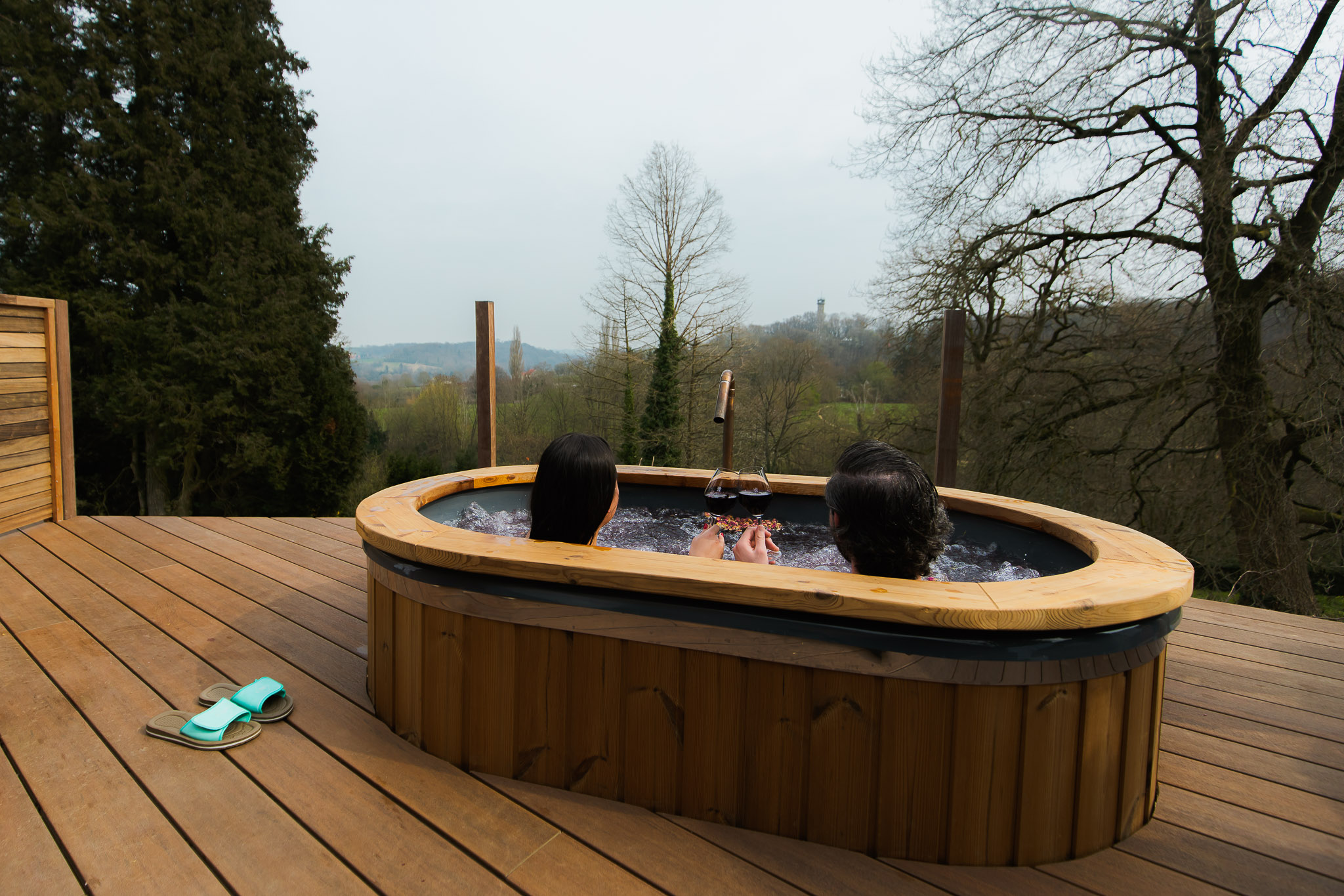 Koppel geniet van het bubbelende wijnbad met uitzicht over het limburgse heuvelland.